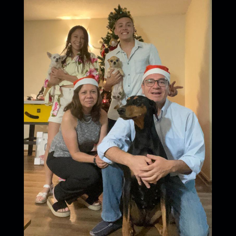 Sachi with Navidad en familia